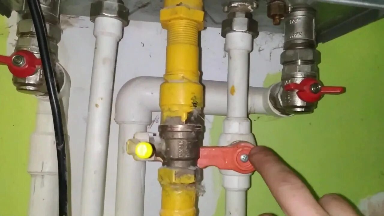 Котел baxi сливной кран. Baxi течет вода. Baxi boiler repairs. Сливной кран котла бакси двухконтурный. Газовый котел vaillant turbo max 242 клапан.
