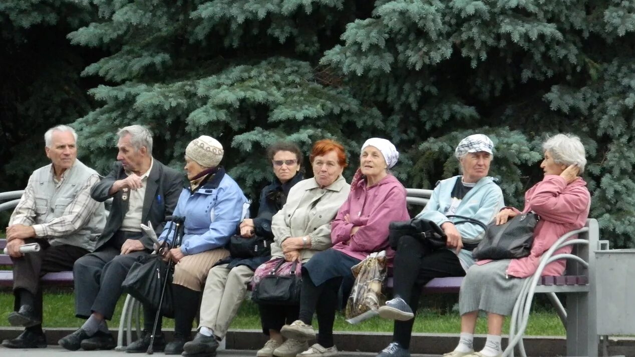 Пенсионеры в России. Много пожилых людей. Пенсионеры на лавочке. Пожилые люди в России.