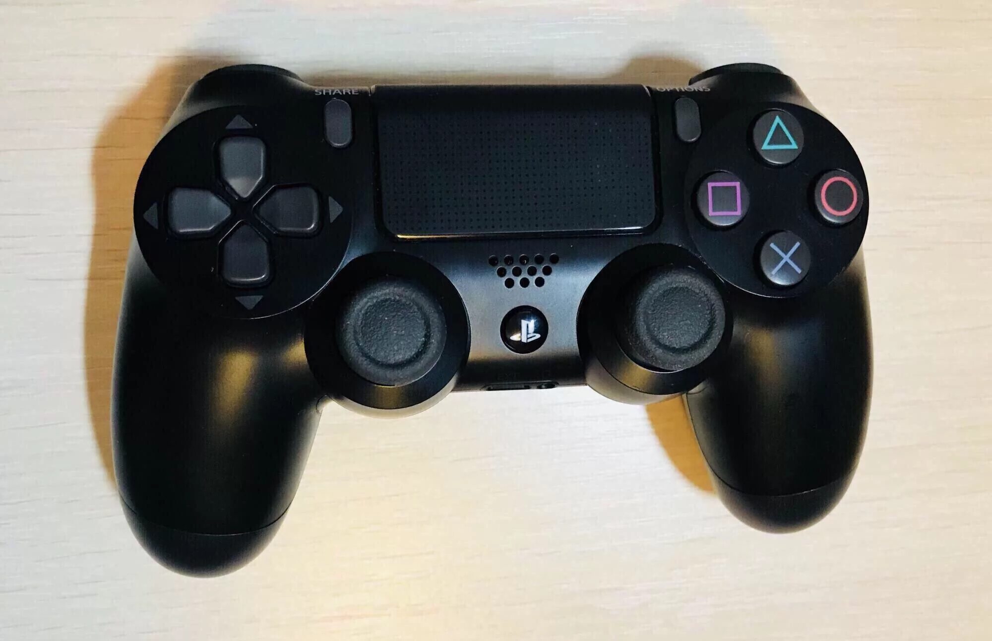 Dualshok 1 wiki. Оригинальный ps4-дуалшок. Dualshock 4 v1 и v2. Бело зеленый дуалшок. Хватит убивать геймпады ради мобак.