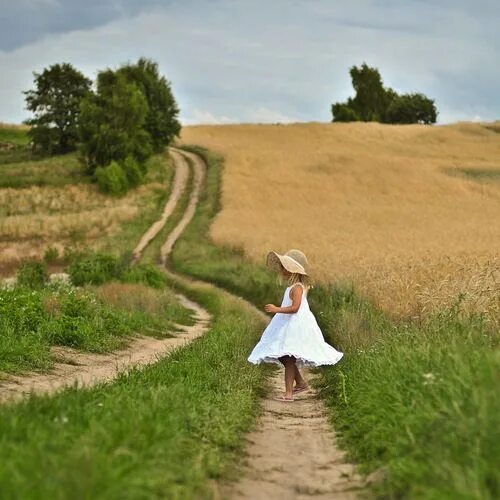 Песня шел я по проселочной дороге. Фотосессия на проселочной дороге. маленькая деревенская девочка. девушка на проселочной дороге. фотоидеи девушка на просёлочной дороге.