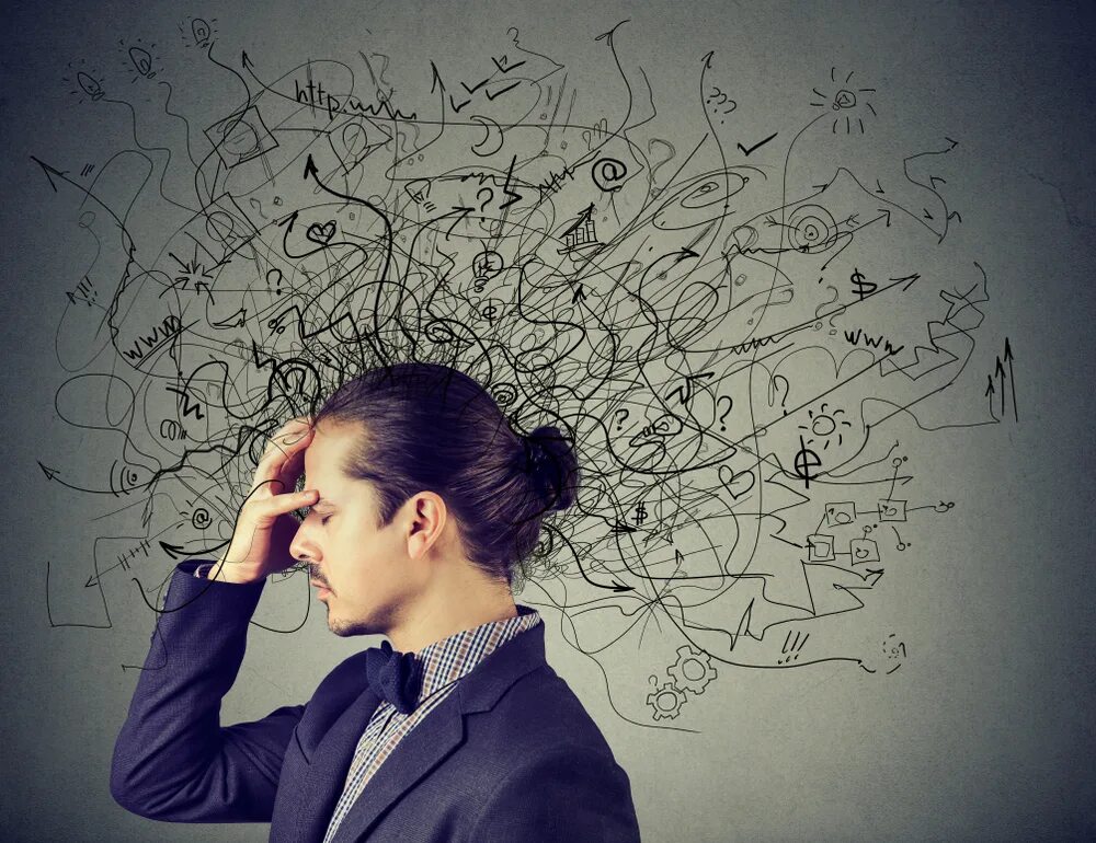 много мыслей в голове. хаотичные мысли в голове. мозг кипит. мысли в голове человека. много идей в голове.