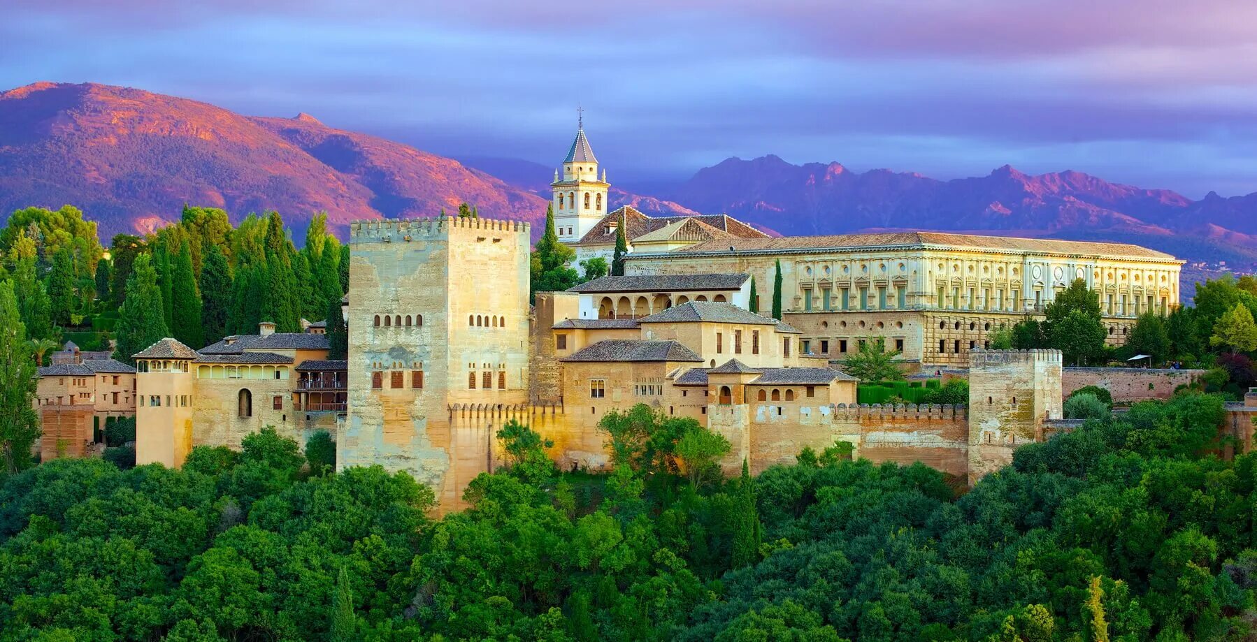 Дворец альгамбра в испании. Дворец крепость альгамбра. Замок альгамбра. Альгамбра гранада. Альгамбра гранада.