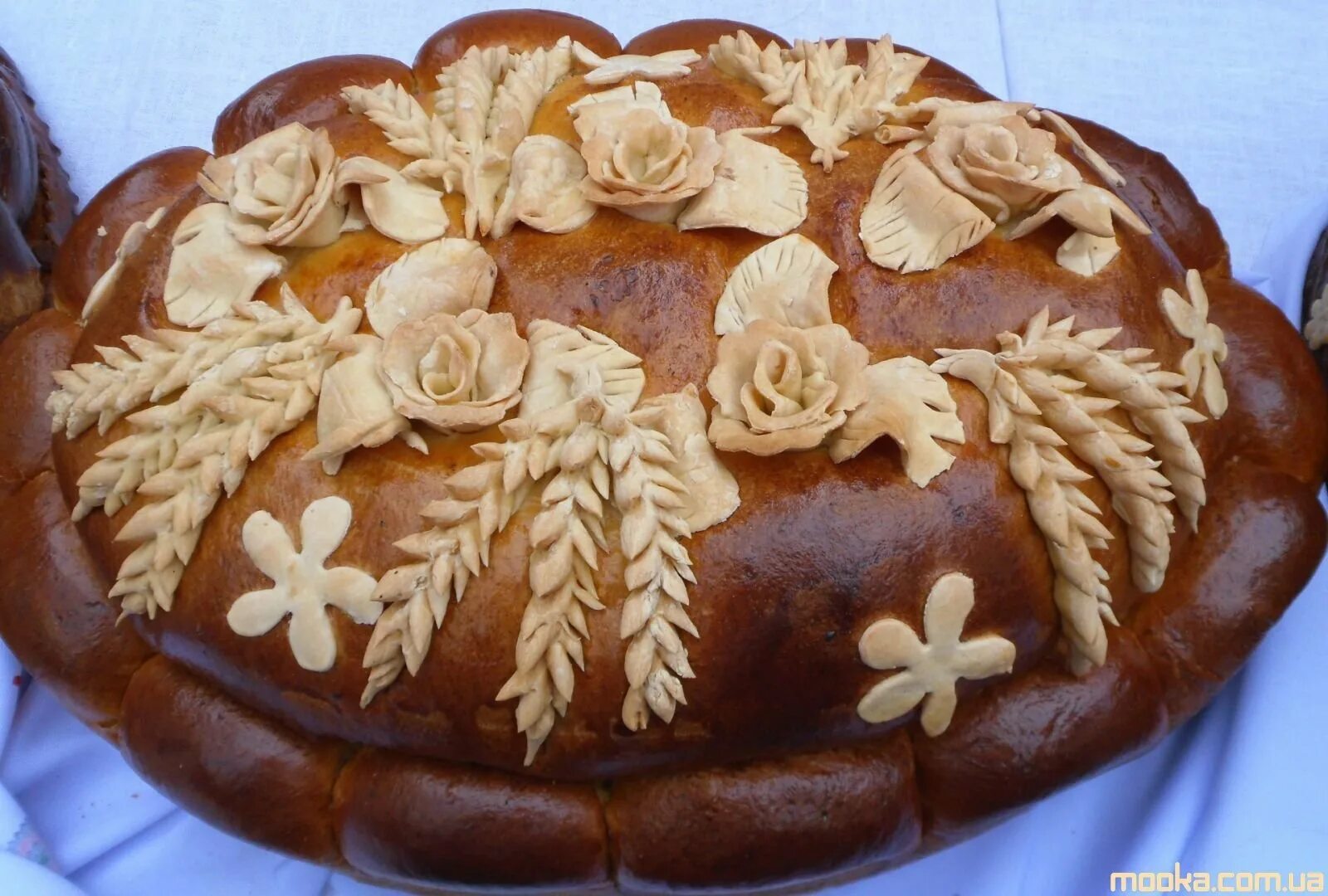 Украшение каравая. Пирог колосья. Украшение каравая колосками. Украшение каравая колосками. Украсить каравай.