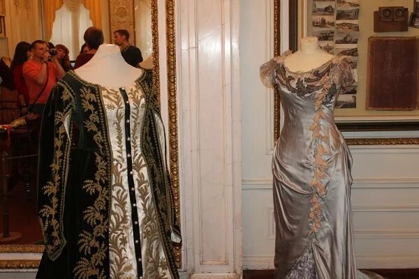Свадебное платье на вешалке. Салон дворянка свадебные платья спб. Платье в дворянском стиле. Фотосессия в дворянском стиле. Аристократический стиль в одежде.