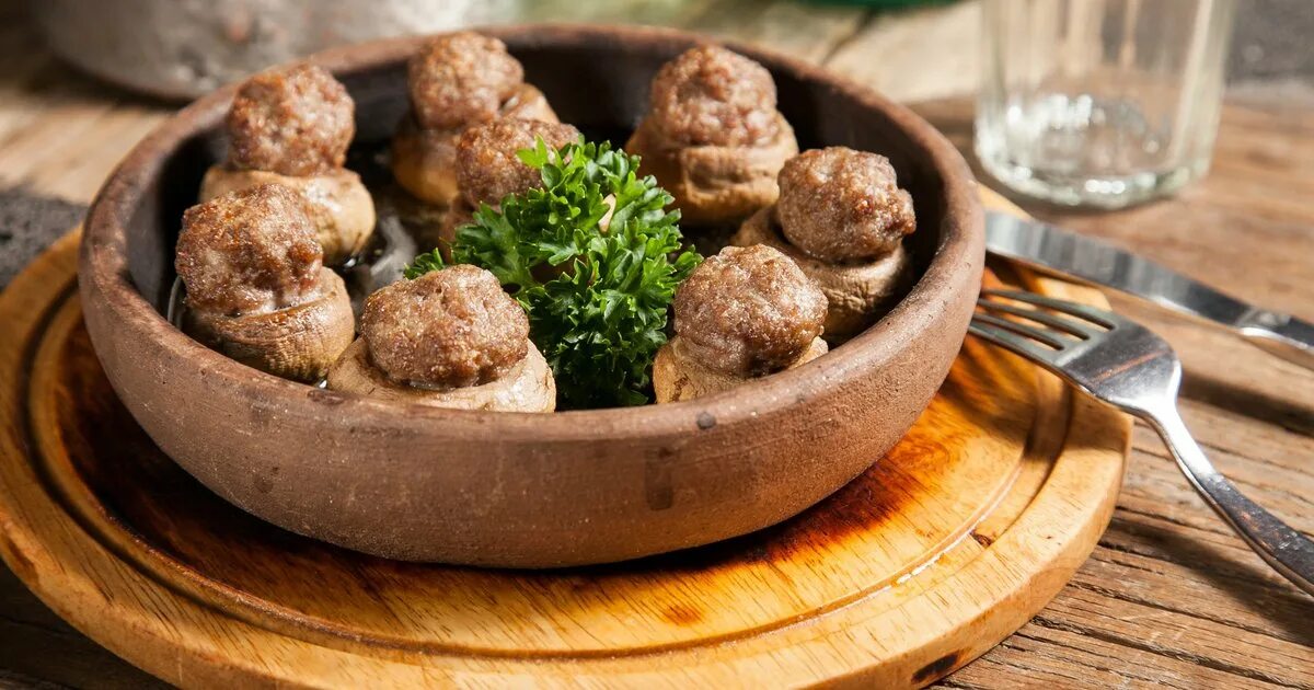 Как приготовить мясной гриб. Фаршированные шампиньоны. мясо фаршированное грибами. фаршированные шампиньоны на сковороде. шампиньоны с фаршем.