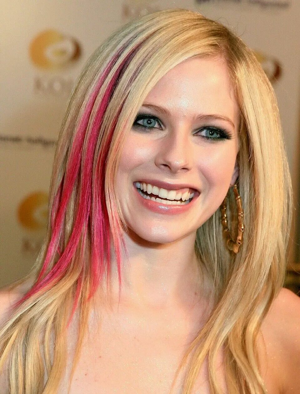 Smile avril. Аврил лавин улыбка. аврил лавин smile. аврил лавин клыки. аврил лавин зубы.