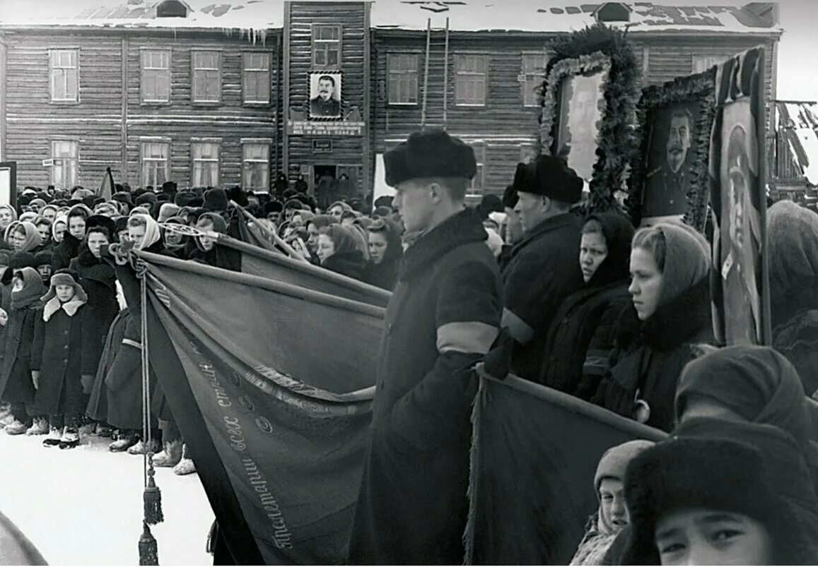 Похороны Сталина 1953. Смерть Сталина 1953. Смерть Сталина 1953 фото. Сталин 1953 похороны. Слушали музыку во время траура