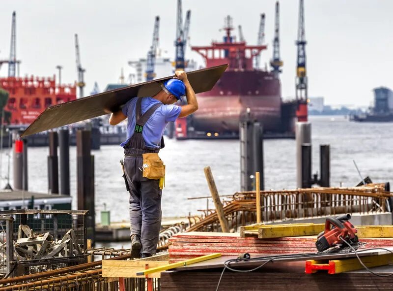 Судостроение профессии. Судостроитель-судоремонтник металлических судов профессия. Завод янтарь калининград. Судостроение профессии. Профессия судостроитель.