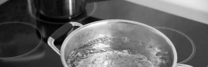 Почему соленая вода закипает. Соленая вода кипит быстрее. солёная вода закипает быстрее или медленнее. какая вода закипает быстрее соленая или пресная. бурлящая жидкость.