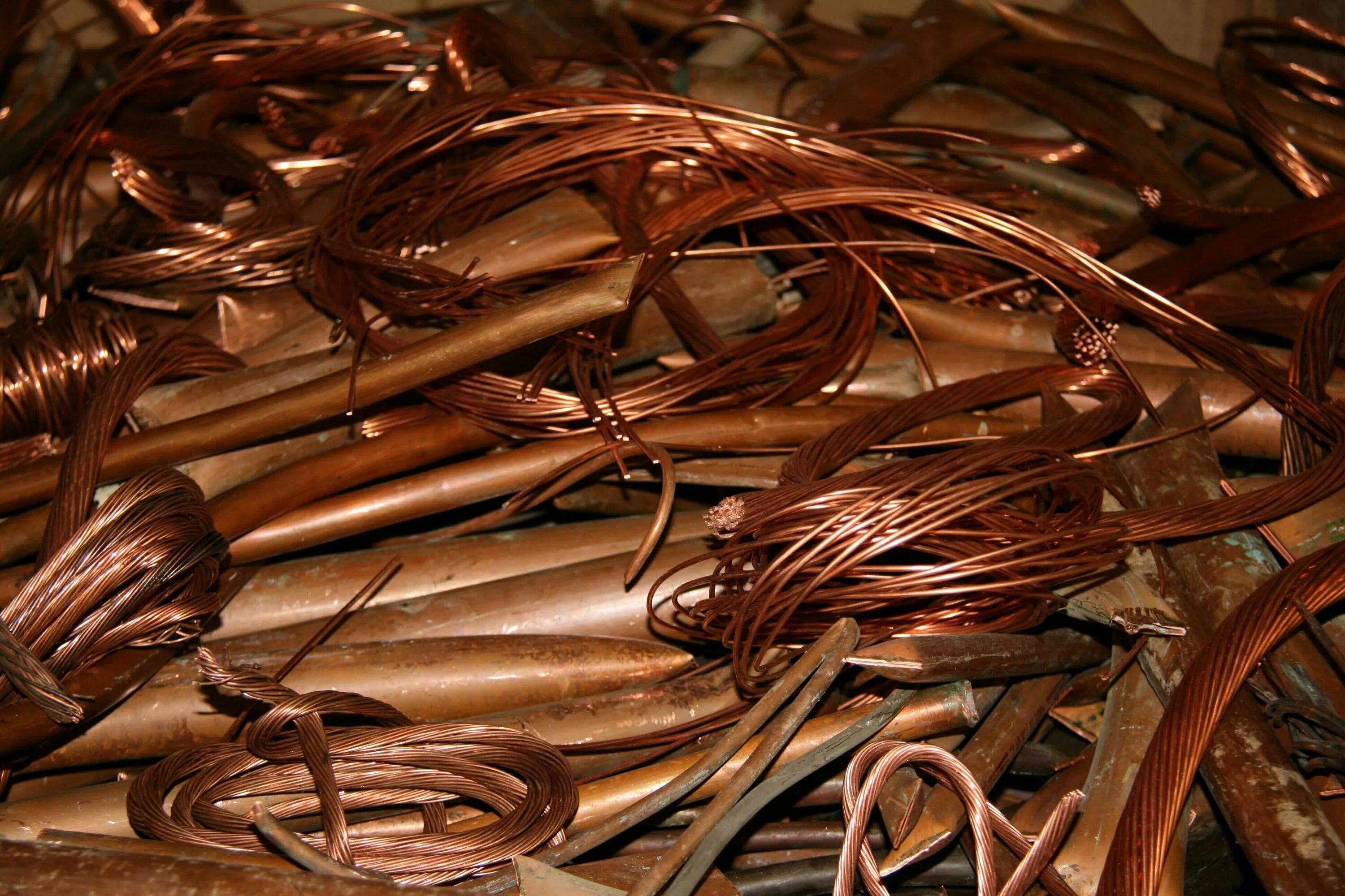 лом меди (а-1-2, а-1-2а). цветмет медь. лом латуни лс 59-1. прием металла. куча металлолома.