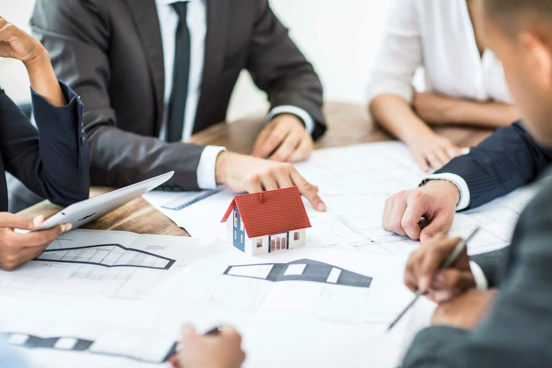 Споры о правах на жилые помещения. Недвижимость фон. Долевая собственность на квартиру. Доли в недвижимости. Наследство дележка квартиры.