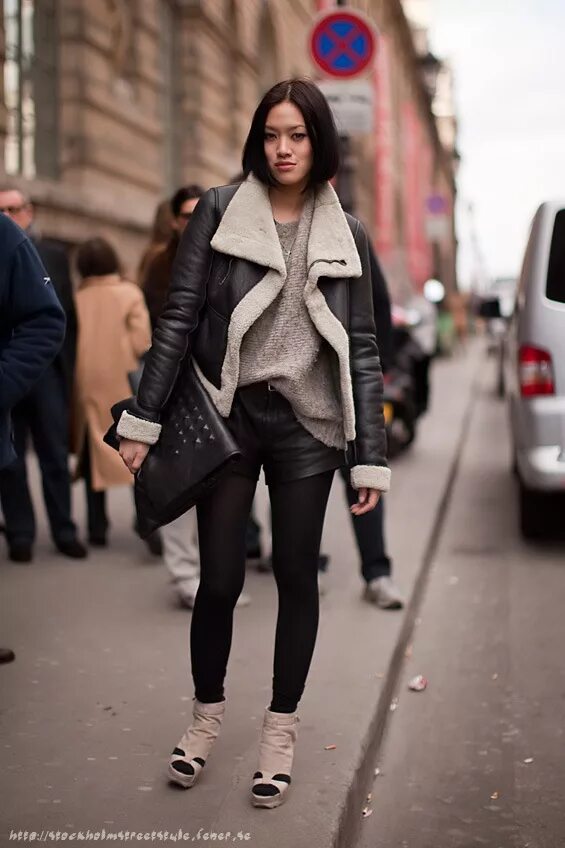 Куртка пилот b3 кожаная. Дубленка с каблуками. Куртка топ ган cockpit. Лук с черной дубленкой. Куртка пилот женская зимняя.