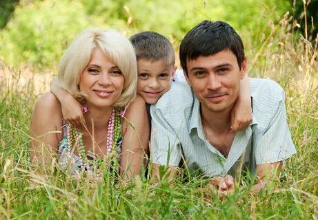 Семейная пара на природе