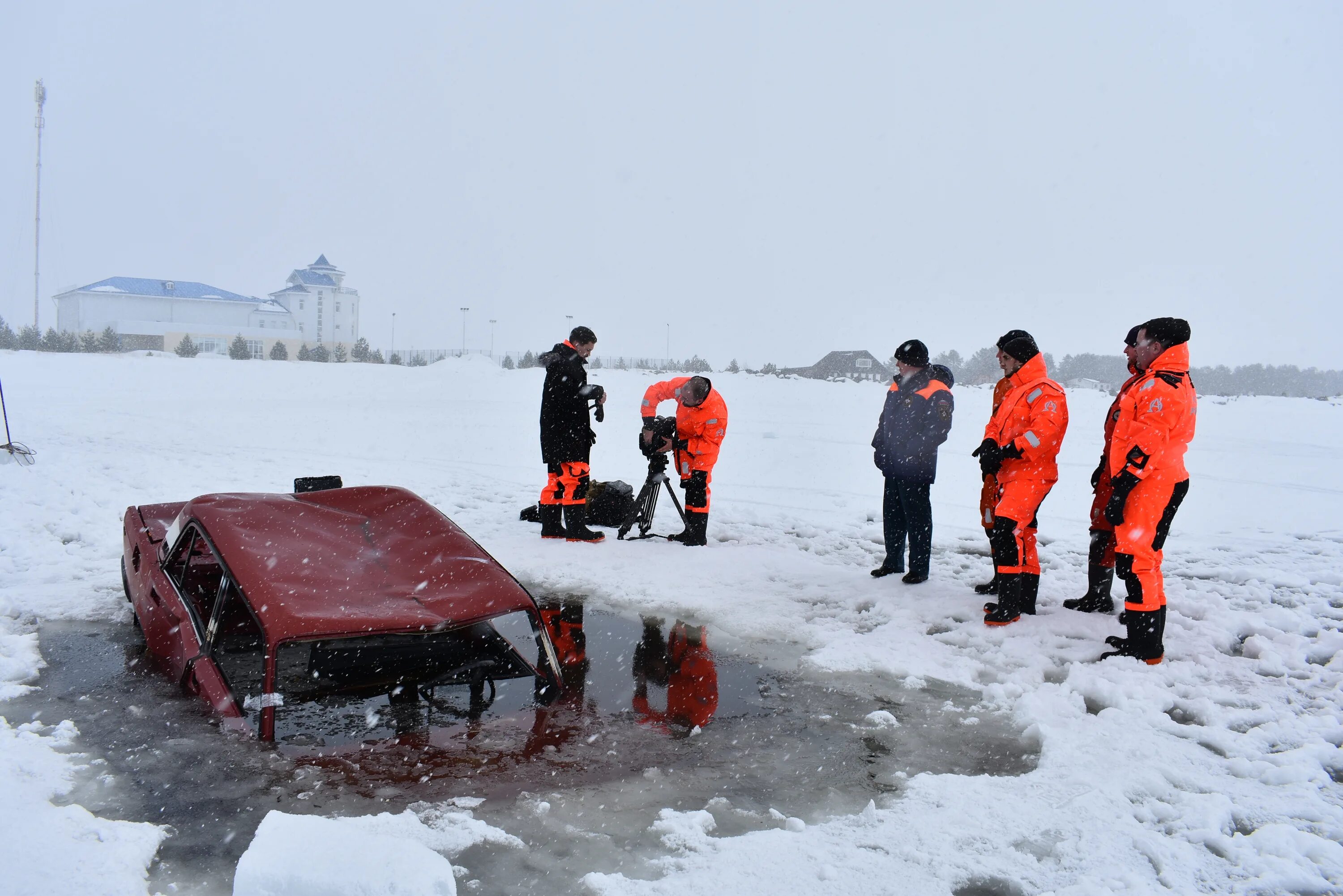 Машина провалилась под лед. Автомобиль провалился под лед. Машина ушла под лед. Машина подо льдом.