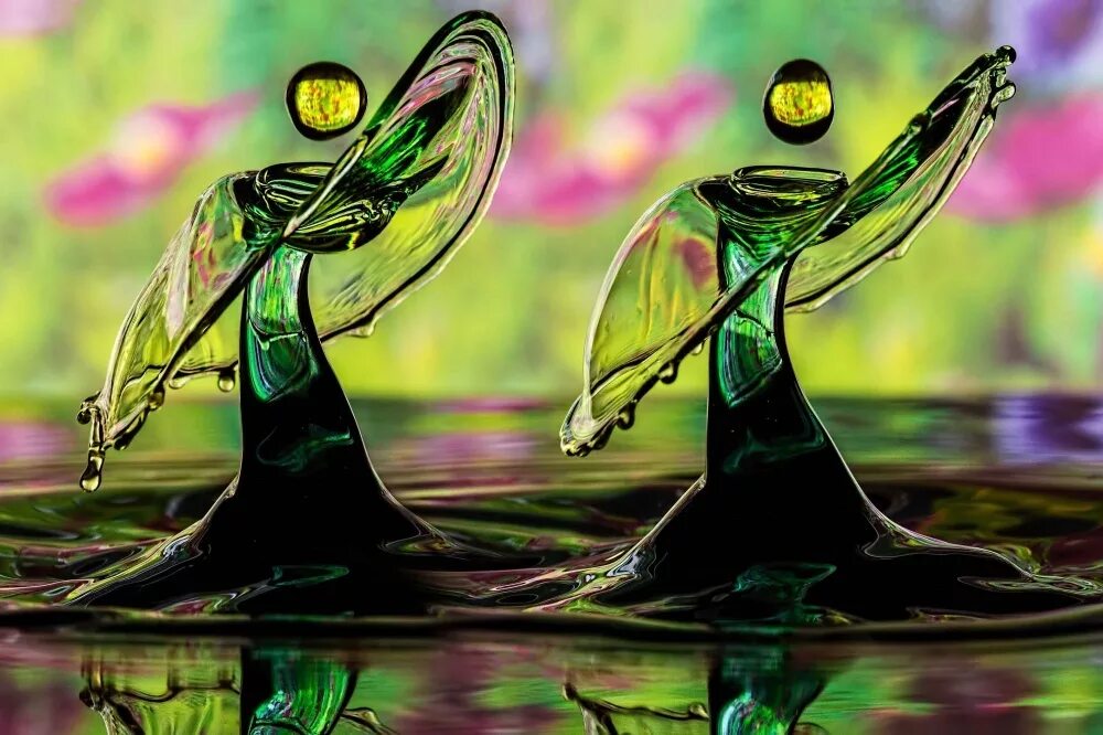 Капелька воды. Дождь на стекле. Зеленый лист с каплями воды. Капли дождя. Две капли дождя.