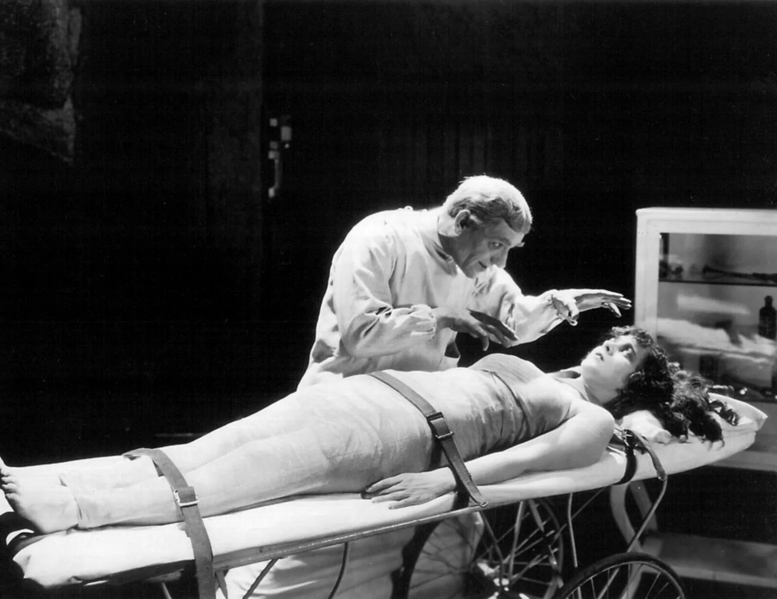 Эксперименты над парнем. Эдриан броуди химера. Эксперименты над парнем. Триллер про эксперименты над людьми. Нло пришельцы инопланетяне.