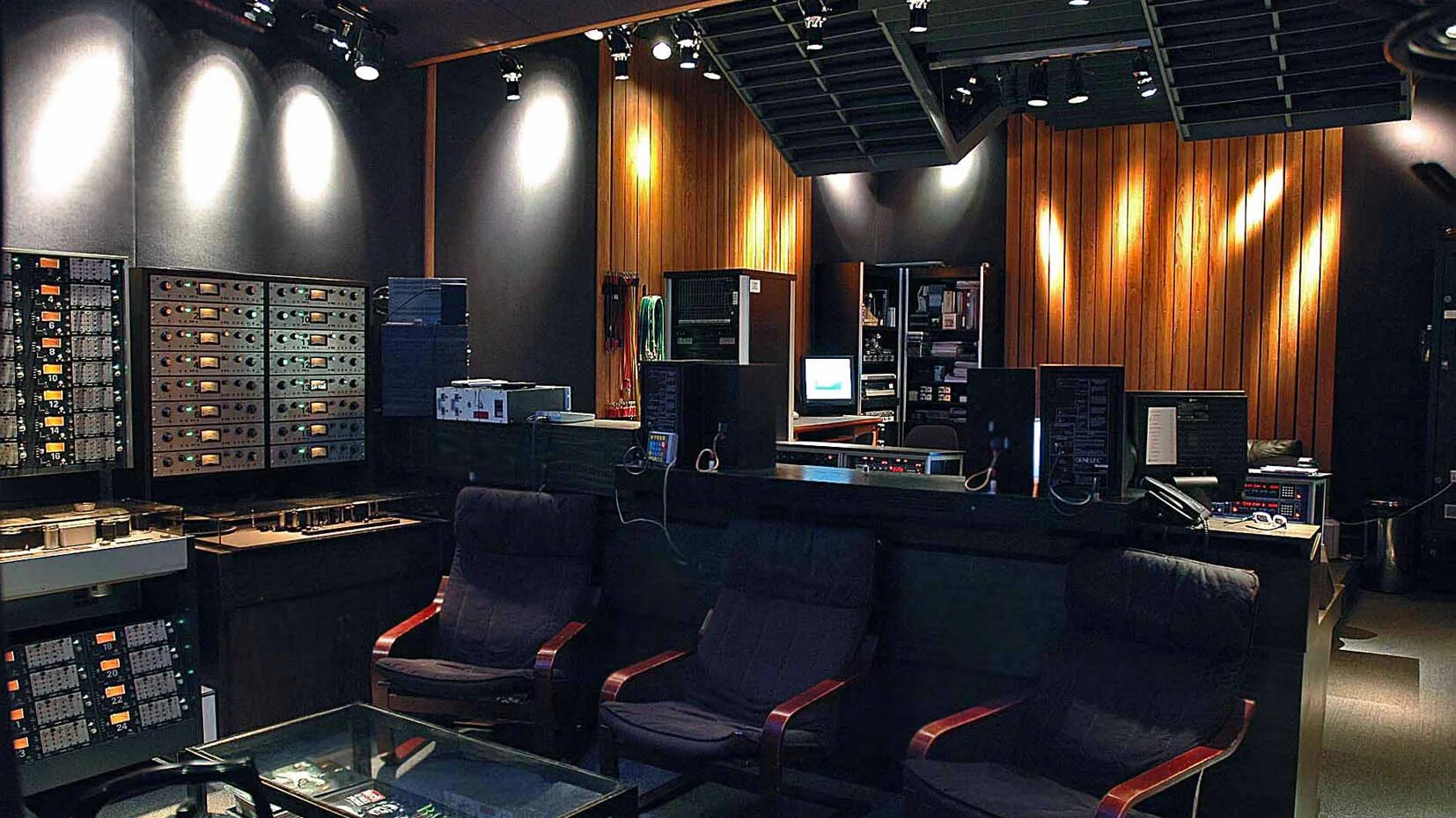 Sounds rooms. Yg Entertainment студия звукозаписи. Студия звукозаписи FL Studio. Студия звукозаписи Shmoney Sound. Кеджебек студия звукозаписи.