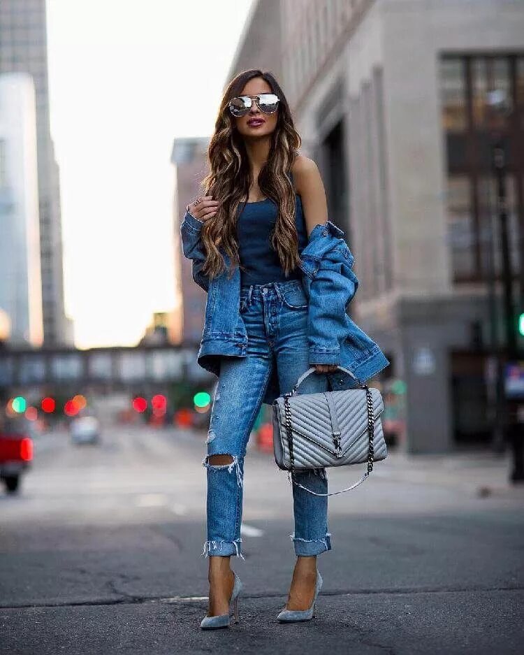 Женские образы с кепкой. Модный лук. Драматический стиль стрит стайл. Милитари стайл 2022. Повседневный образ.