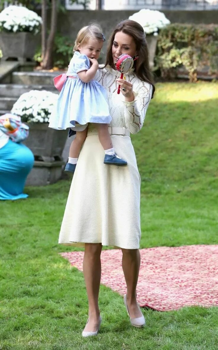 Платья на счастье надела. Дочь Кейт Мидлтон в 5 лет. Платья принцессы Кейт Миддлтон. Принцесса Кейт на прогулке.