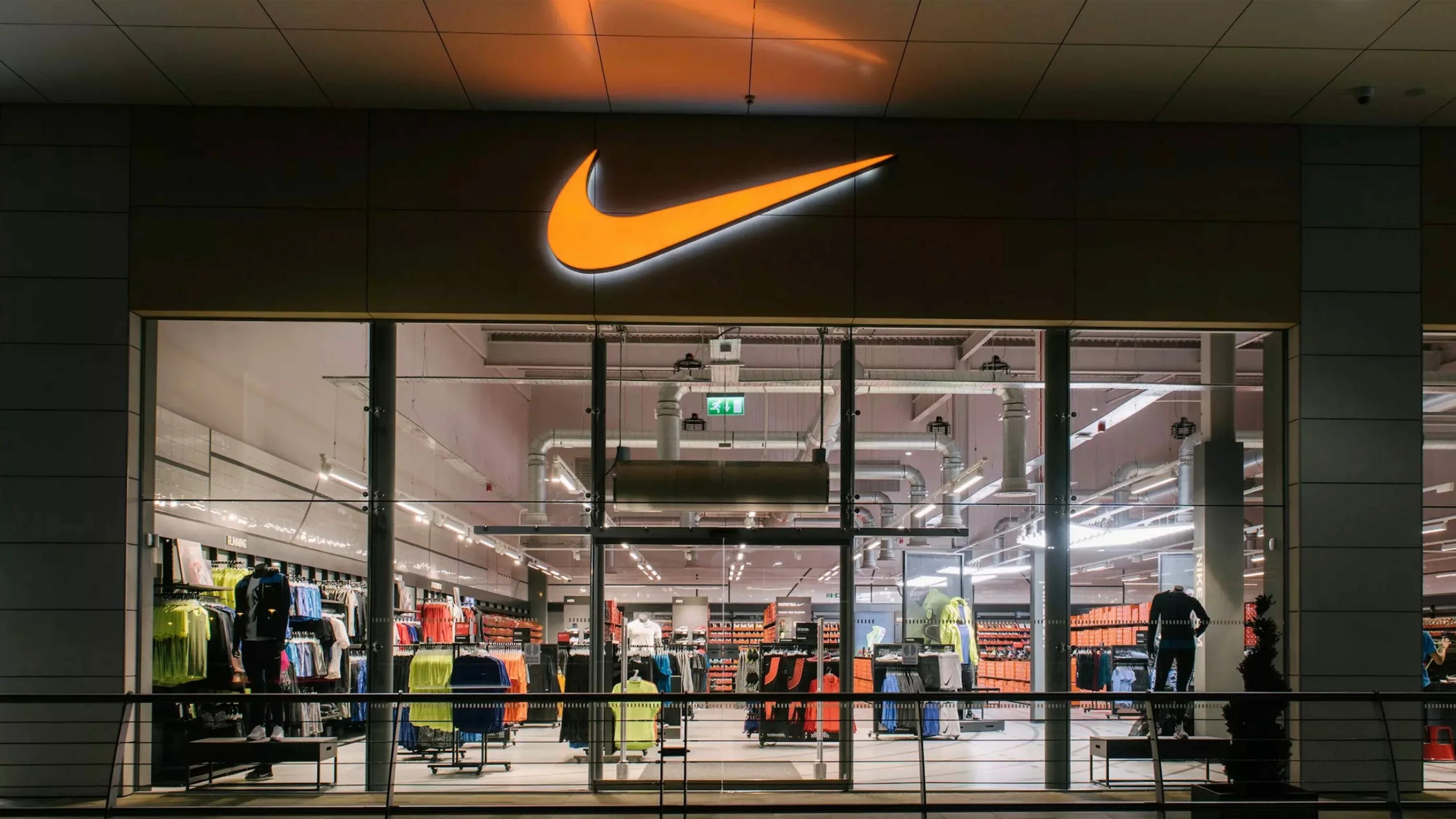 Найк фактори стор. Ритейл найк 2022. Nike Retail LLC. Nike World Centre in 90. Город найка