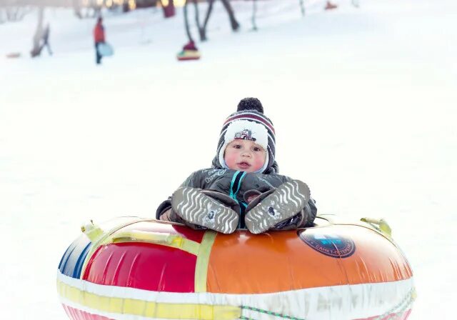 На ватрушке по воде. Спб. Тюбинговая горка кронштадт. Где покататься на ватрушках в санкт петербурге. Горка ватрушки озерки суздальское озеро.
