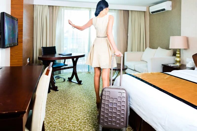 Жена в отеле. Девушка с чемоданом в отеле. Девушки с чемодан в гостинице. Люди в номере отеля. Номера женщин.