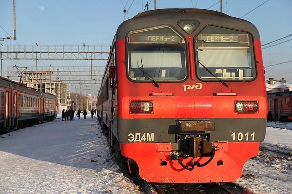 Электричка пермь 1 голованово. Электропоезда Пермь. Электричка Пермь. Пермская электричка. Поезд анфас.