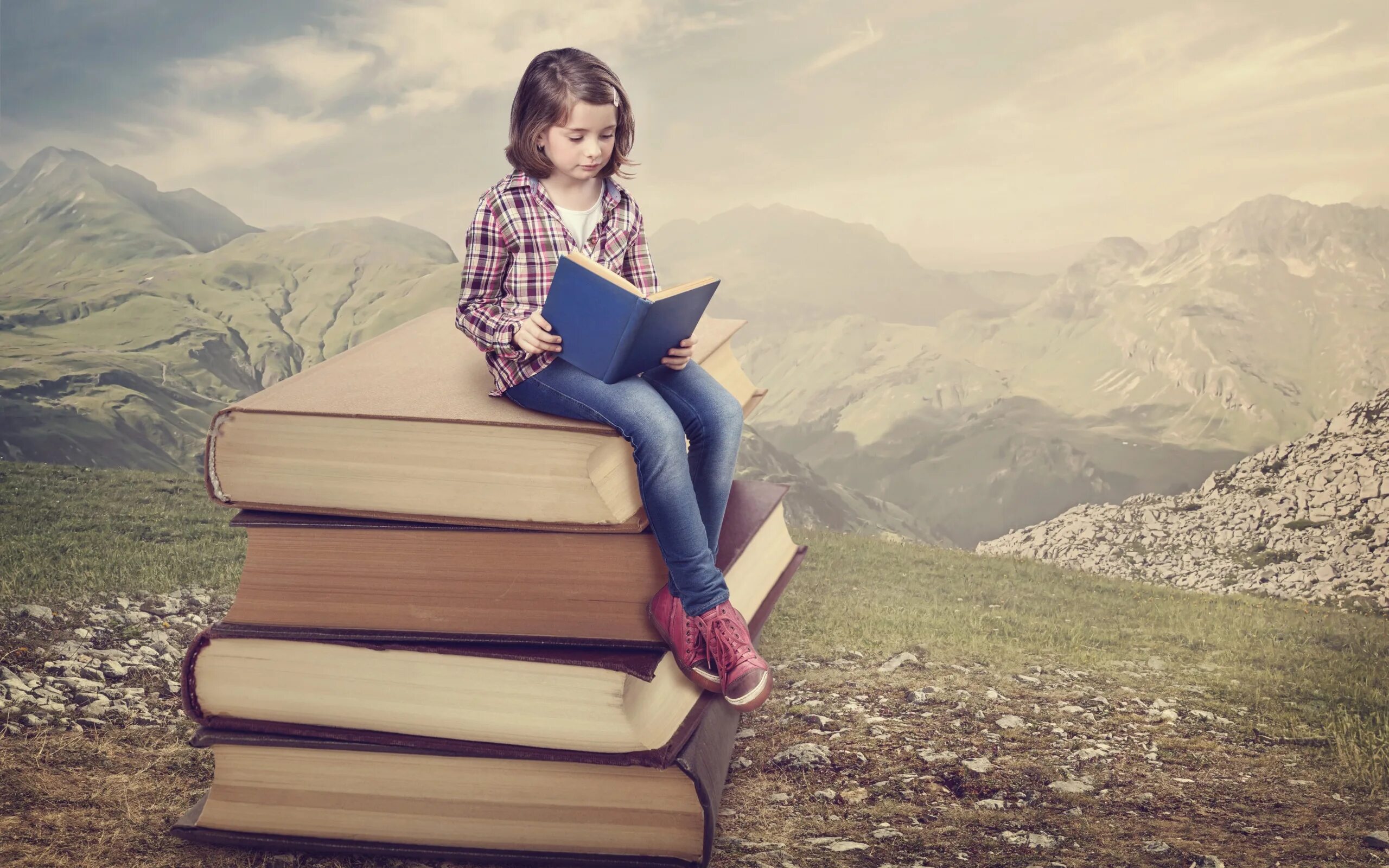 Книга маленькая гора. Чтение книг. Фотосессия с книгой. Книга для девочек. Девочка с книжкой.