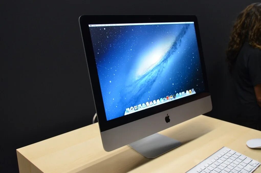 Как выглядит компьютер картинки. Imac a1312. imac 2030. поколения эппл аймак. компьютеры пятого поколения эвм.