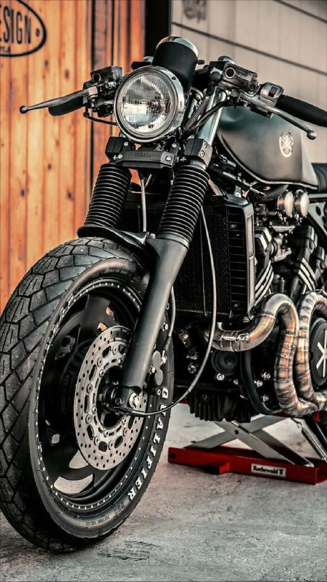 Мотоцикл triumph scrambler. Необычные мотоциклы. Кастом чб. Чоппер мотоцикл харлей дэвидсон. Motor custom.
