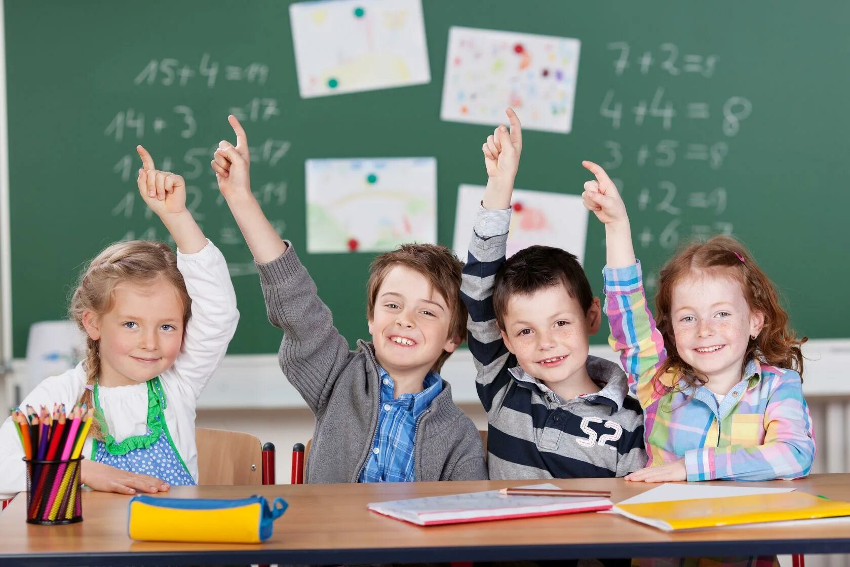 Little school children. Дети в классе. Счастливый ученик. Младшие школьники. Школьники в школе.