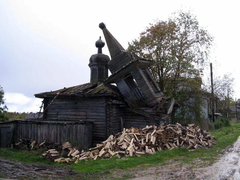 Погибающие деревни россии. Пегрема деревня в Карелии. Разрушенная деревня. Разрушенная деревянная Церковь. Вымирающие деревни России.