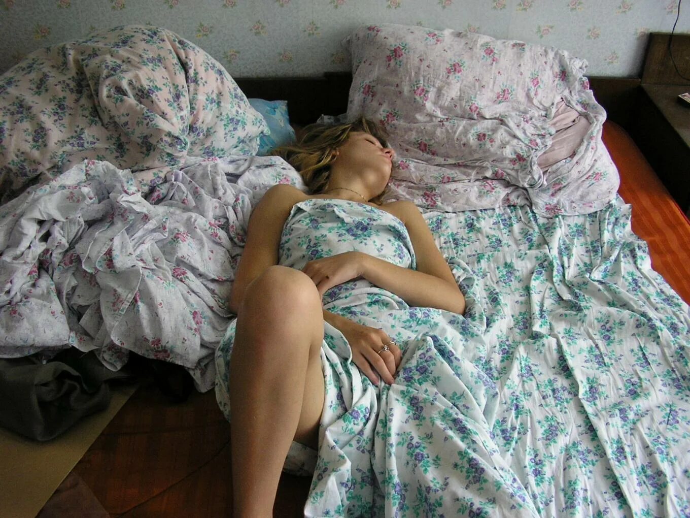 Взрослые женщины в постели. Спящие красавицы.