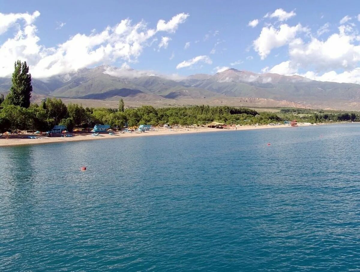 Берегу озера иссык куль. Озеро Иссык-Куль. Озеро Иссык-Куль Киргизия. Природа Кыргызстана Иссык Куль. Киргизия озеро Исыккуль.
