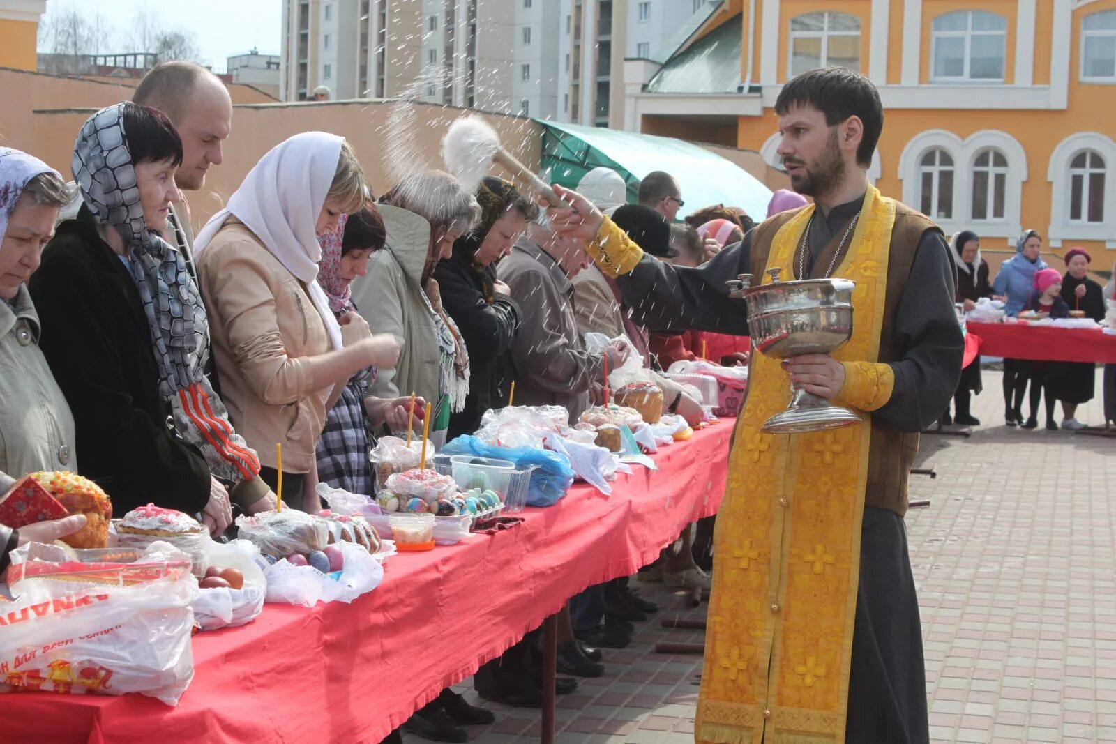 В какое время можно освятить. Освящение куличей в церкви Липецк. Освещение куличей на Пасху. Пасха храм. Освящение куличей в храме.