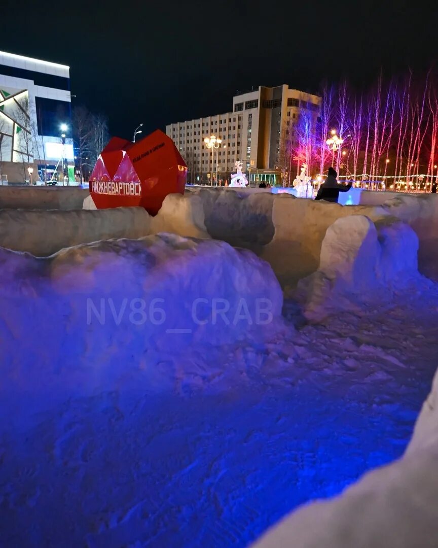 Городок нижневартовск. Нижневартовск снежный городок. Нижневартовск новогодний городок. Новогодний городок города Нижневартовска. Нижневартовские новогодние фигуры.