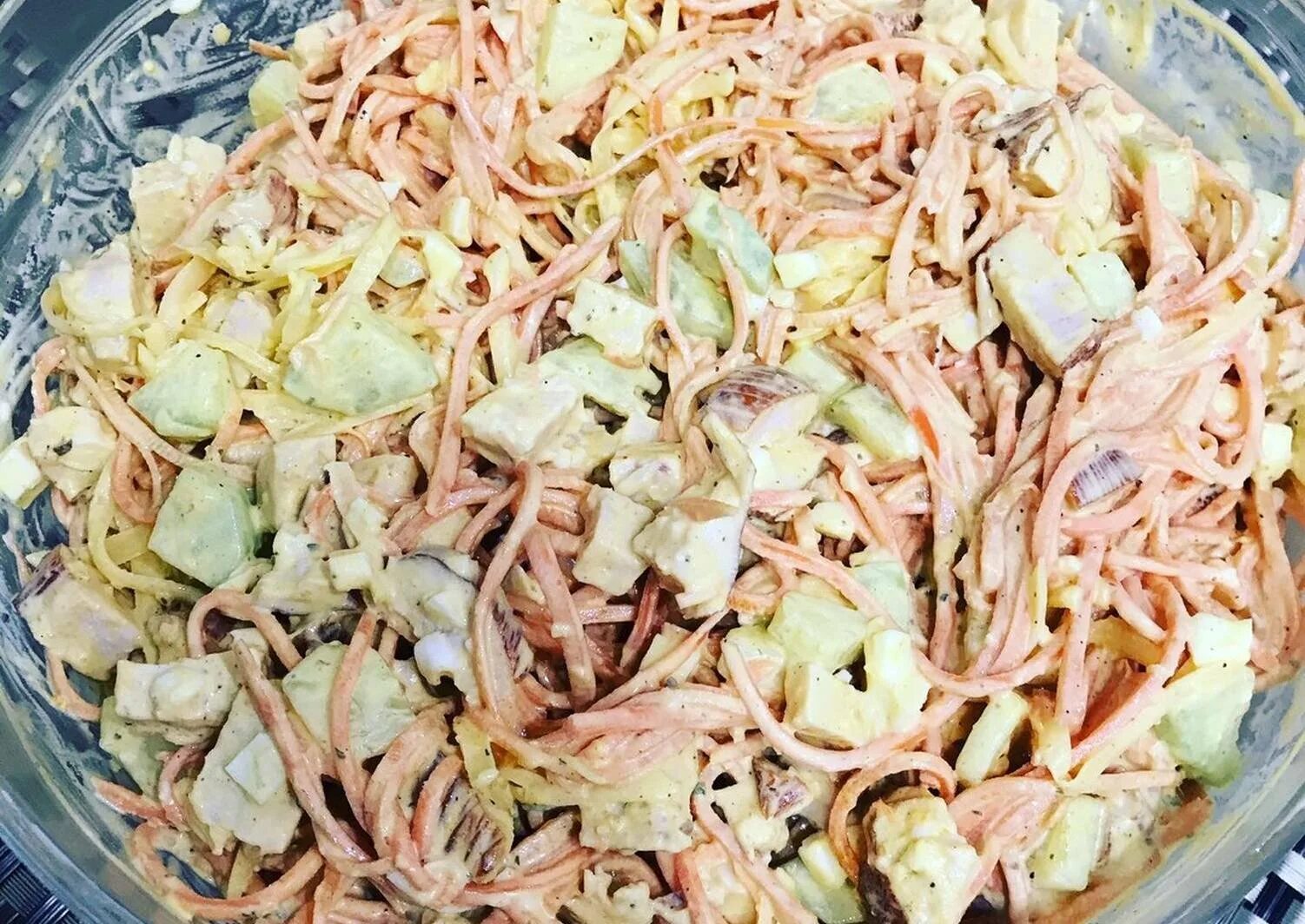 Салат с корейской морковкой курицей и огурцом. Салат из корейской моркови и сыра. салат с курицей и корейской морковью и огурцом. салат с морковкой по-корейски и курицей и огурцом. салат из корейской моркови с огурцом.