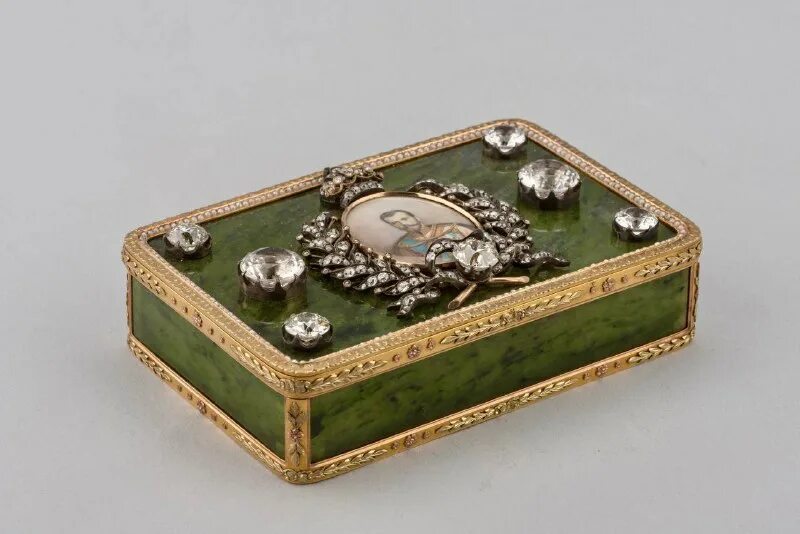 Музей фаберже в санкт-петербурге табакерки. Джон диксон карр табакерка императора. Музей фаберже в санкт-петербурге табакерки. Серебряные табакерки с портретом петра первого. Джон диксон карр книги.