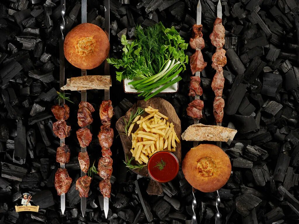 блюда на компанию. шашлычный двор санкт петербург. шашлык в кафе санкт петербург. шашлычный дворик питер. праздничный стол с шашлыком фото.