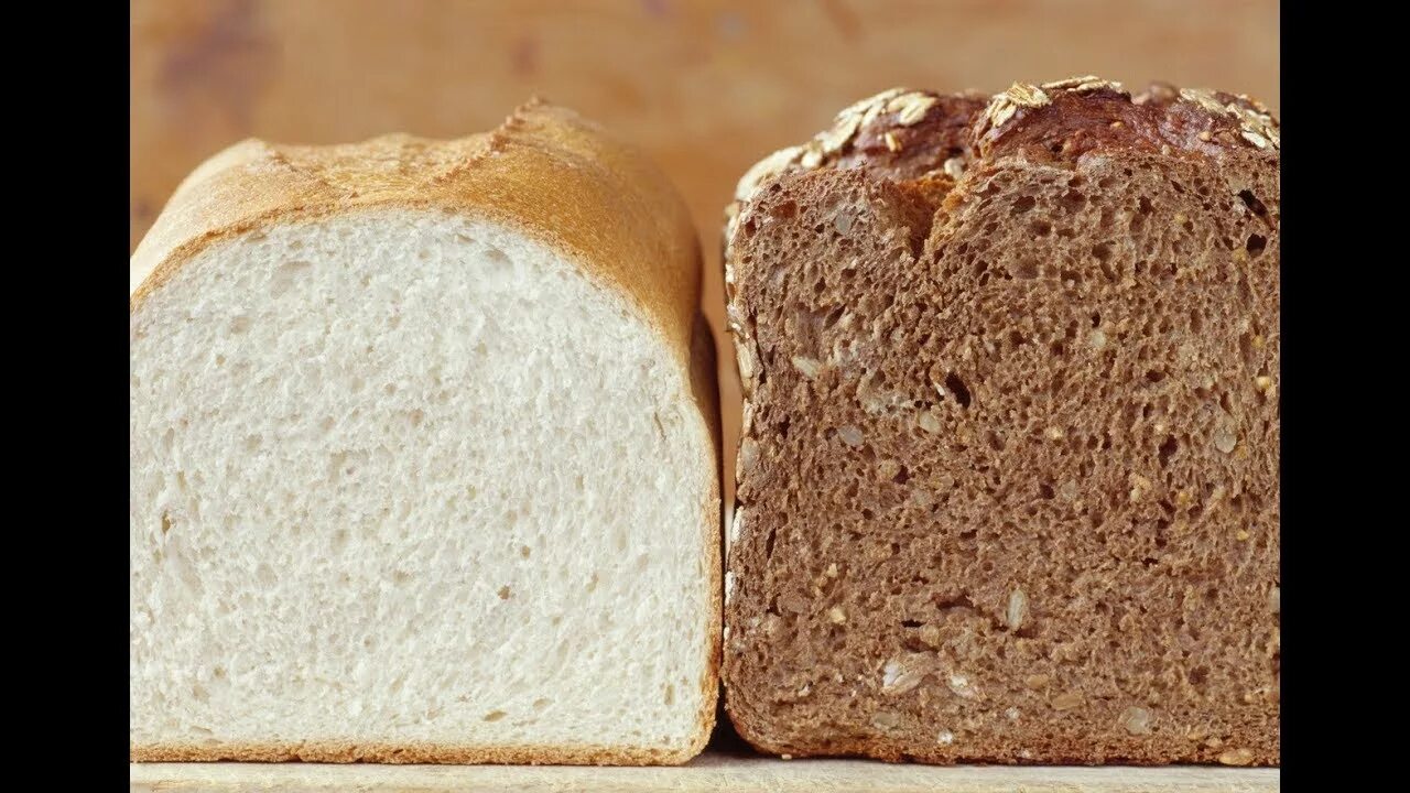 Белый хлеб получают из. Белый хлеб. Белый и ржаной хлеб. Белый и черный хлеб в магазинах. Белая плесень на хлебе.
