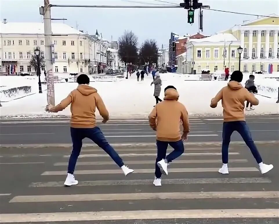 Танцы 3 последняя. Парни танцуют на пешеходном переходе. Молодежь красиво танцует на пешеходном переходе. Который танцует на улице и шепелявит. Мужики синхронно танцуют на пешеходном переходе.