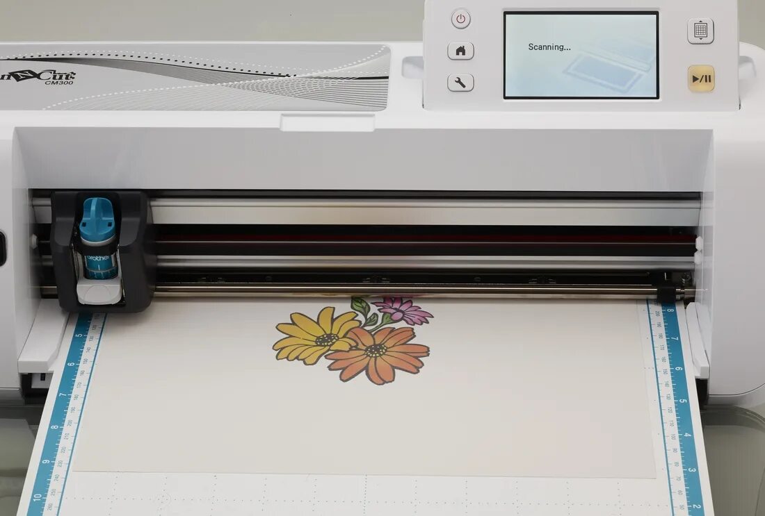 Плоттер режущий scanncut. Brother scanncut cm300. brother cm 300. плоттер бротхер 840. плоттер brother cm300 для трафаретов.
