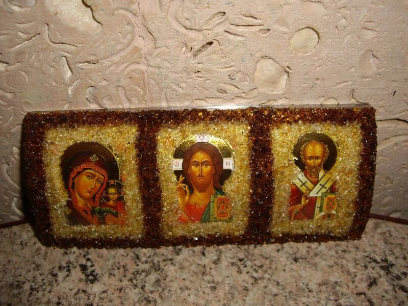 Можно икону в машину. Иконы на торпеде. православные иконы в машину. икона в авто. три иконы в машину.
