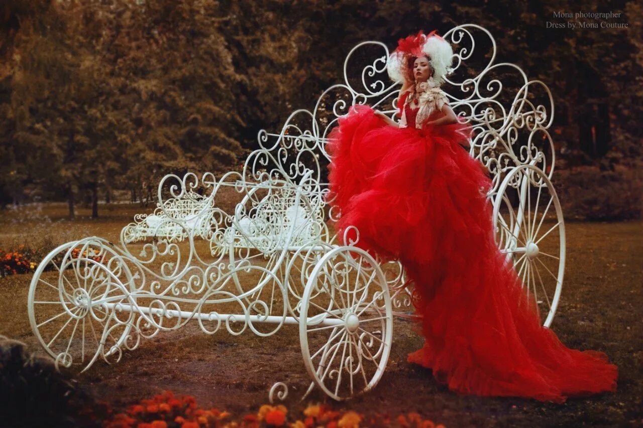 На белой карете связали судьбу два. Фотосессия с каретой. девушка в карете. девушка в платье в карете. красавица в карете.