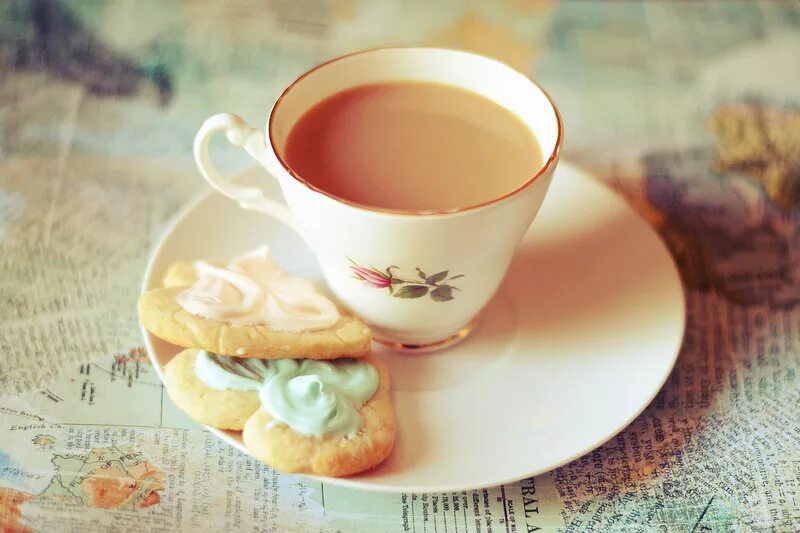 Чай пью с печеньями. Чашка чая с печеньем. Кружка чая с печеньем. Чай в кружке с печеньем. Печенье с чаем.