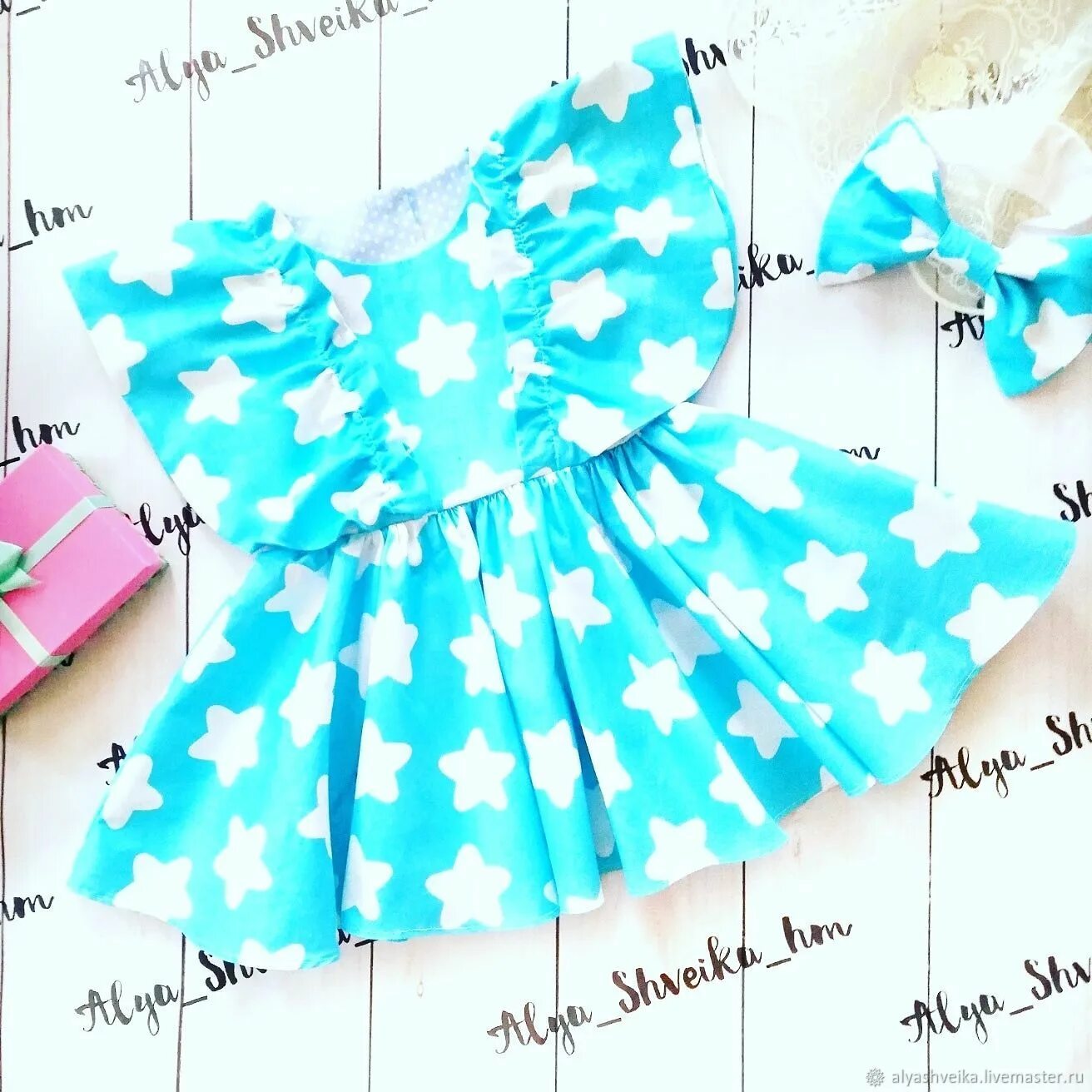 Крылышки из фатина на детское платье. Детские повседневные платья для девочек. Платье с крылышками на плечах. Постье с волнами детское. Радужное платье для девочки.