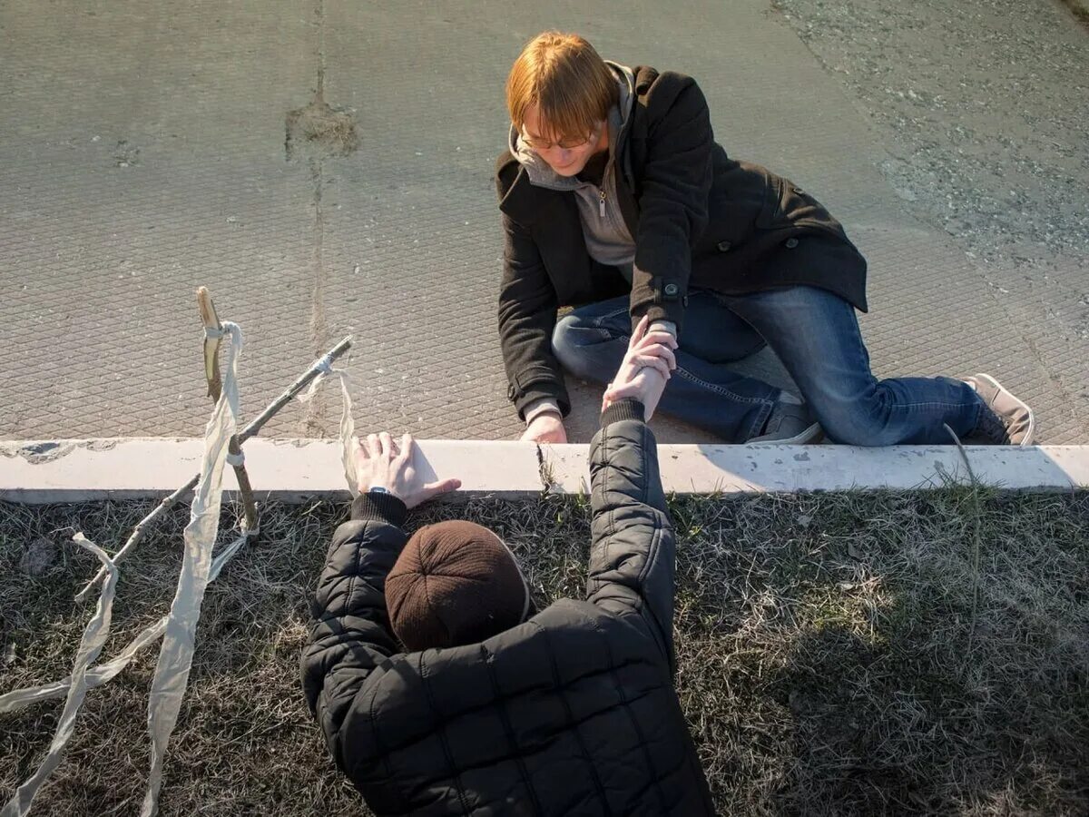 Люди оказавшиеся на социальном дне. Помогать людям. Люди которые помогают людям. Человек помогает человеку.