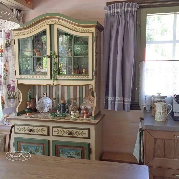 Буфет сервант кухонный в стиле кантри. Старый буфет в интерьере. Кухонный буфет современный. Икеа буфеты серванты 2020. Гостиная с буфетом.