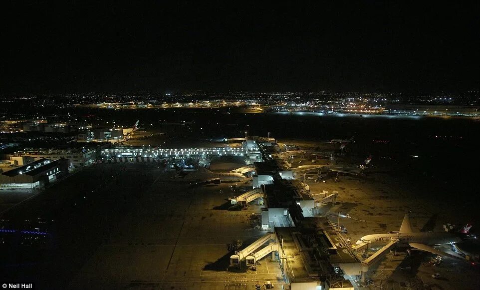 Работают ли аэропорты ночью. Аэропорт Хитроу вид сверху. Аэропорт Хитроу самолеты. Ночной аэропорт. Аэродром ночью.