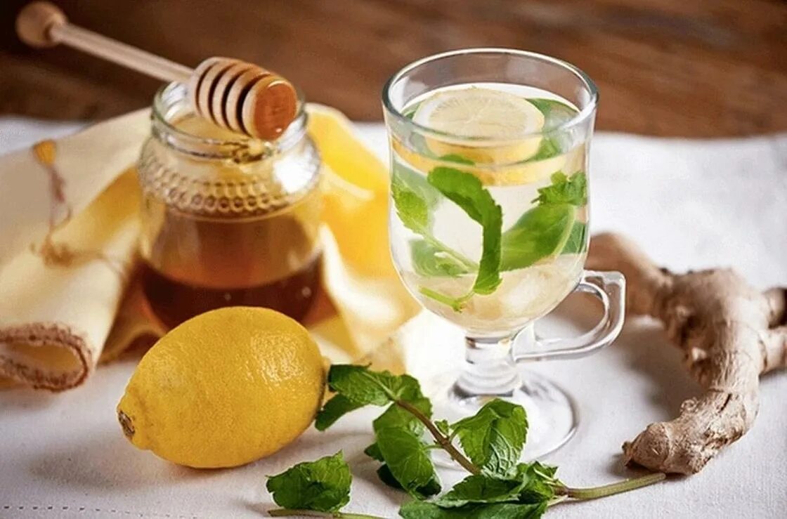 Имбирный чай медом рецепт. Напиток мята лимон имбирь. Имбирный чай. Имбирный лимонад. Чай с лимоном и имбирем.